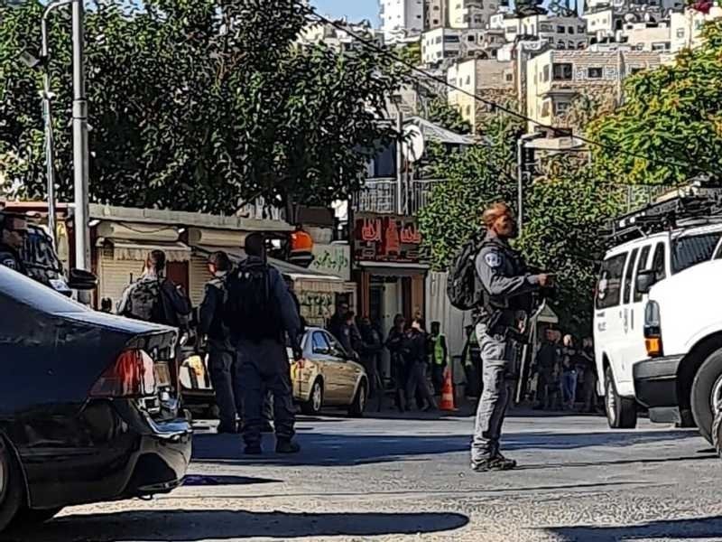 الاحتلال ينصب حاجزا عند مدخل العيسوية